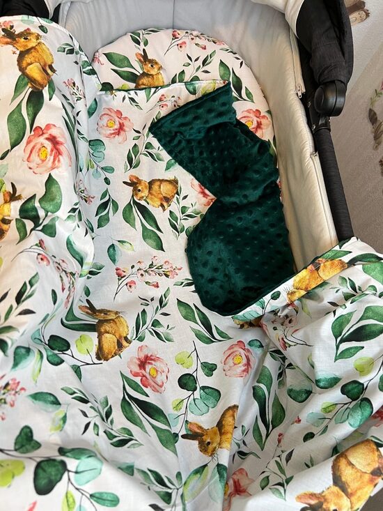 Komplekts - minky sedziņa un ratu paladziņš ar gumiju - “Trusis” ar zaļu minky