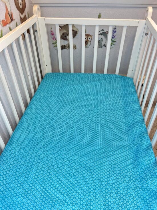 Kokvilnas palags ar gumiju - balti ziedi, zils fons