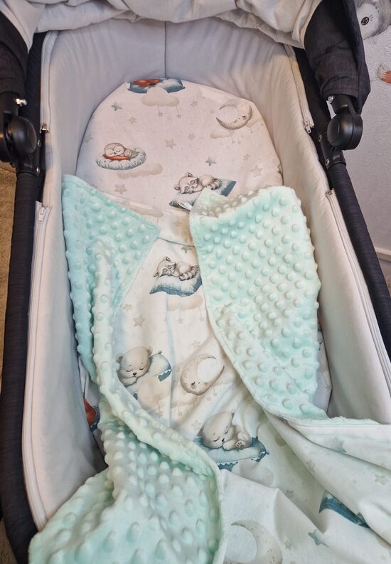 Komplekts - minky sedziņa un ratu paladziņš ar gumiju - “Dzīvnieciņi uz spilvena”