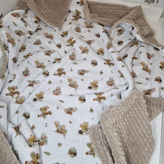 Muslīna un “Teddy” auduma sega ar vāverēm