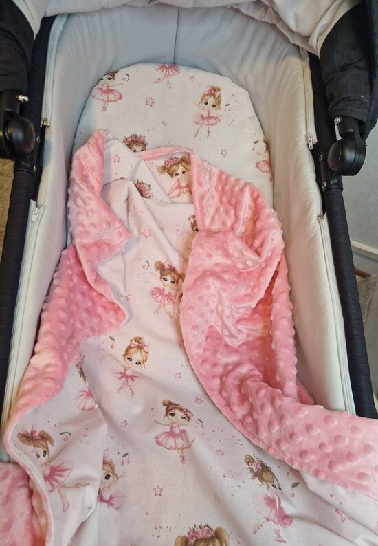 Komplektiņš - minky sedziņa, ratu paladziņš "meitenes''