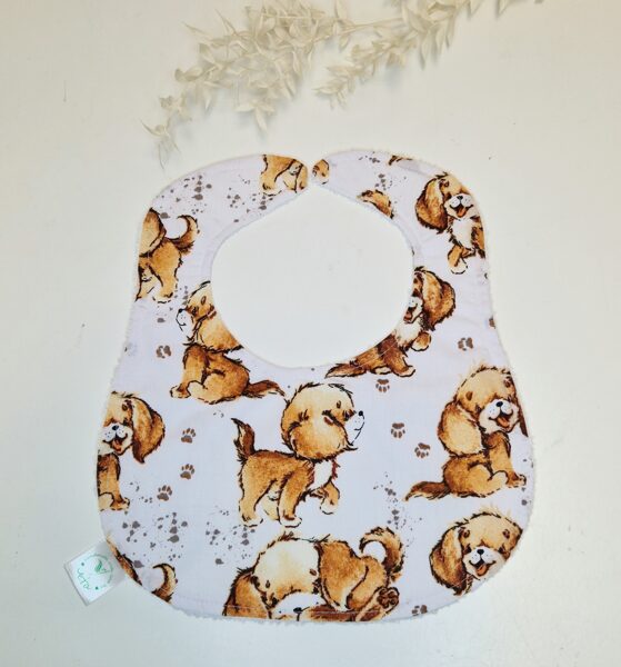 Lacīte-siekalu ķērājs ar sunīšiem uz balta fona