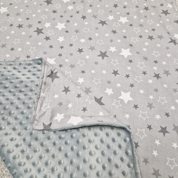 Minky flīsa sedziņa ar zvaigznītēm uz peleka fona