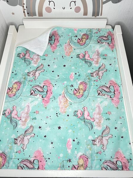 Mitrumnecaurlaidīgs paladziņs ar vienradzi uz mint fona