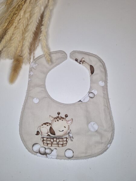 Lacīte-siekalu ķērājs ar žirafi uz bēša fona